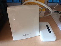 Lot 10 - somfy tahoma smart home-controller - afbeelding 2 van  3