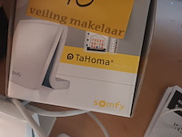 Lot 10 - somfy tahoma smart home-controller - afbeelding 3 van  3