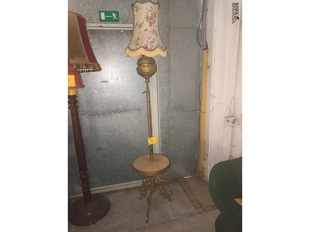 Lot 10 - staande lamp - afbeelding 1 van  5