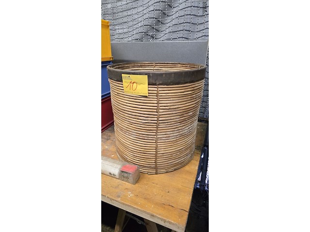 Lot 10 - ton in bamboe met koperen rand - afbeelding 1 van  2
