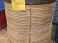 Lot 10 - ton in bamboe met koperen rand