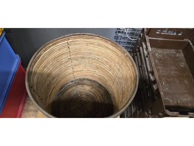 Lot 10 - ton in bamboe met koperen rand - afbeelding 2 van  2