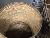 Lot 10 - ton in bamboe met koperen rand - afbeelding 2 van  2