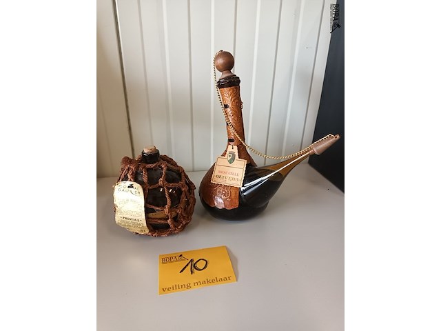 Lot 10 - verzamelflessen. 2 stuks - afbeelding 1 van  6