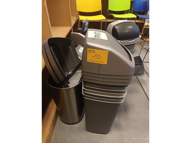 Lot 10 - vuilnisbak met deksel. 11 stuks - afbeelding 1 van  3