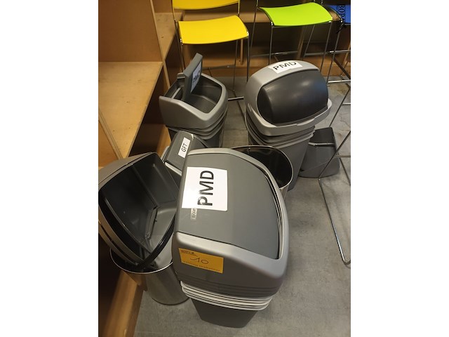 Lot 10 - vuilnisbak met deksel. 11 stuks - afbeelding 2 van  3