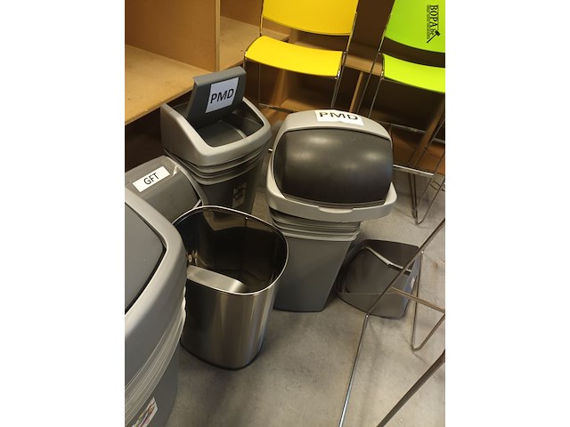 Lot 10 - vuilnisbak met deksel. 11 stuks - afbeelding 3 van  3