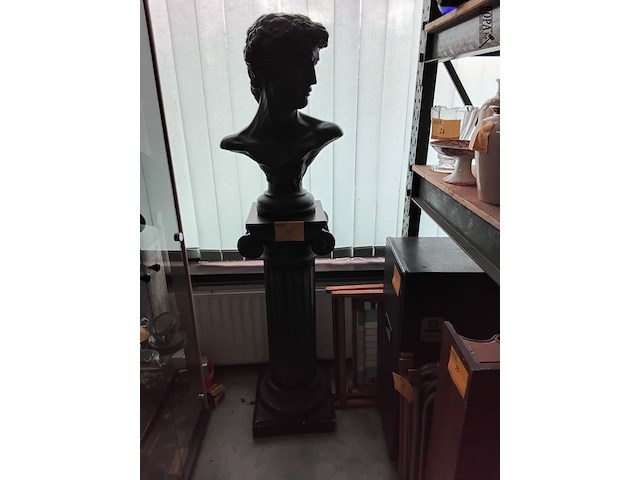 Lot 10 - zwarte' david' buste op zuil - afbeelding 1 van  6