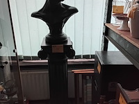 Lot 10 - zwarte' david' buste op zuil