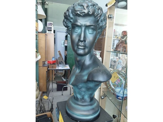 Lot 10 - zwarte' david' buste op zuil - afbeelding 2 van  6