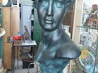 Lot 10 - zwarte' david' buste op zuil - afbeelding 2 van  6