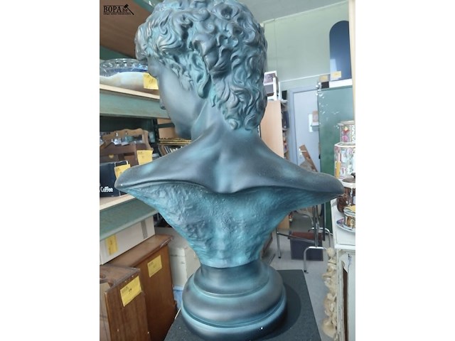 Lot 10 - zwarte' david' buste op zuil - afbeelding 4 van  6