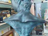 Lot 10 - zwarte' david' buste op zuil - afbeelding 4 van  6