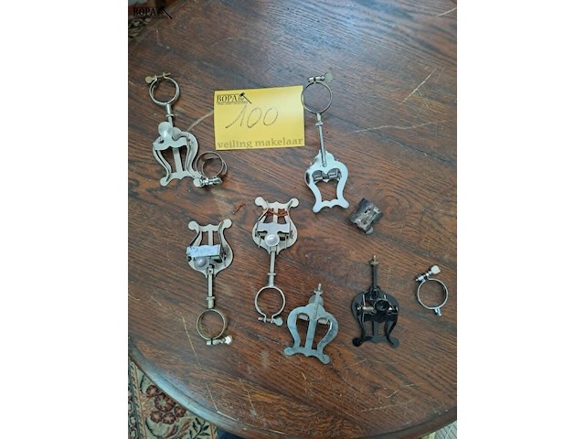 Lot 100 - antieken partituurhouders - afbeelding 1 van  1