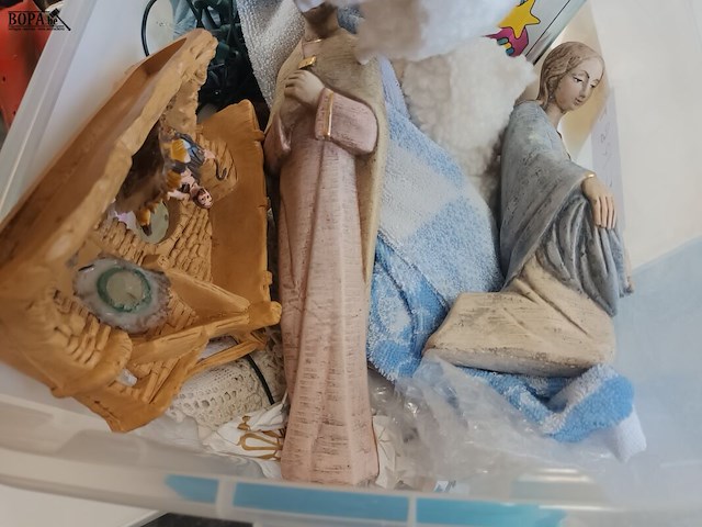 Lot 100 - bak met kerstdecoratie - afbeelding 1 van  4