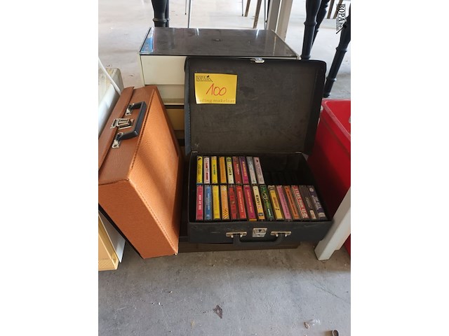 Lot 100 - cassettekoffers en muziekcassettes. 30 stuks - afbeelding 1 van  4
