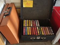 Lot 100 - cassettekoffers en muziekcassettes. 30 stuks - afbeelding 1 van  4