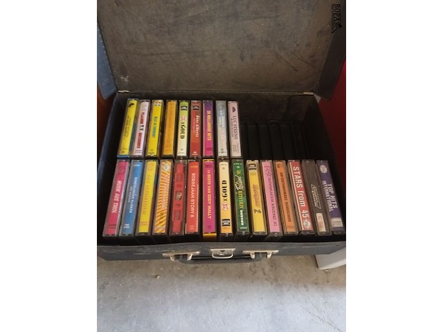 Lot 100 - cassettekoffers en muziekcassettes. 30 stuks - afbeelding 2 van  4