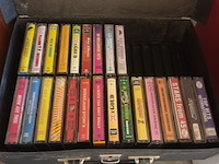 Lot 100 - cassettekoffers en muziekcassettes. 30 stuks - afbeelding 2 van  4