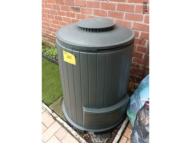 Lot 100 - compostvat met inhoud - afbeelding 1 van  3