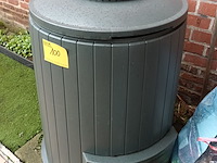 Lot 100 - compostvat met inhoud - afbeelding 1 van  3