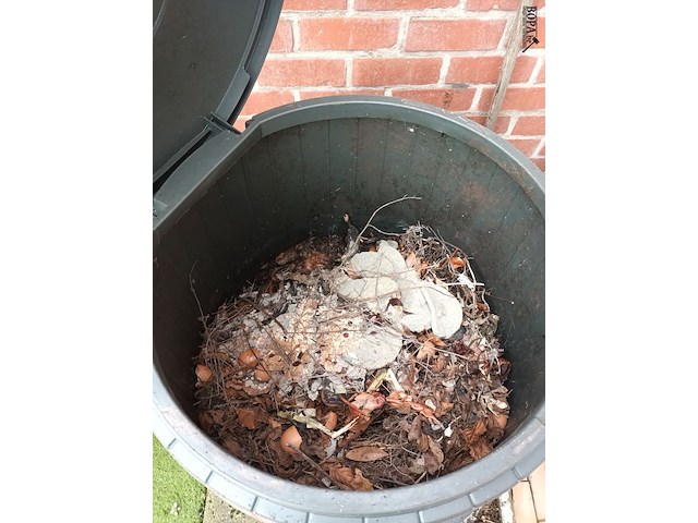 Lot 100 - compostvat met inhoud - afbeelding 2 van  3