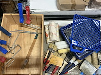 Lot 100 - diverse schildersbenodigdheden: verfrollers, kwasten,… circa - afbeelding 1 van  4