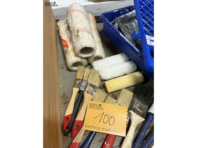 Lot 100 - diverse schildersbenodigdheden: verfrollers, kwasten,… circa - afbeelding 2 van  4