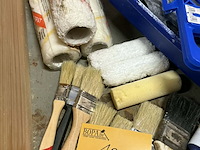 Lot 100 - diverse schildersbenodigdheden: verfrollers, kwasten,… circa - afbeelding 2 van  4