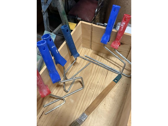 Lot 100 - diverse schildersbenodigdheden: verfrollers, kwasten,… circa - afbeelding 4 van  4