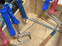 Lot 100 - diverse schildersbenodigdheden: verfrollers, kwasten,… circa - afbeelding 4 van  4