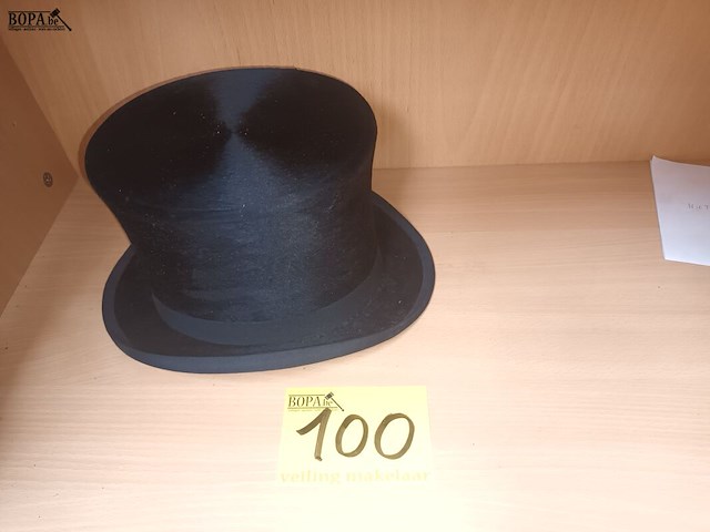 Lot 100 - hoge hoed - afbeelding 1 van  3