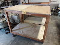 Lot 100 - houten mobiele werktafel - afbeelding 1 van  3