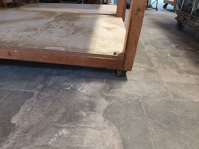 Lot 100 - houten mobiele werktafel - afbeelding 2 van  3