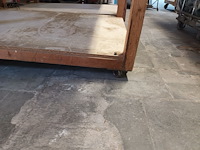 Lot 100 - houten mobiele werktafel - afbeelding 2 van  3