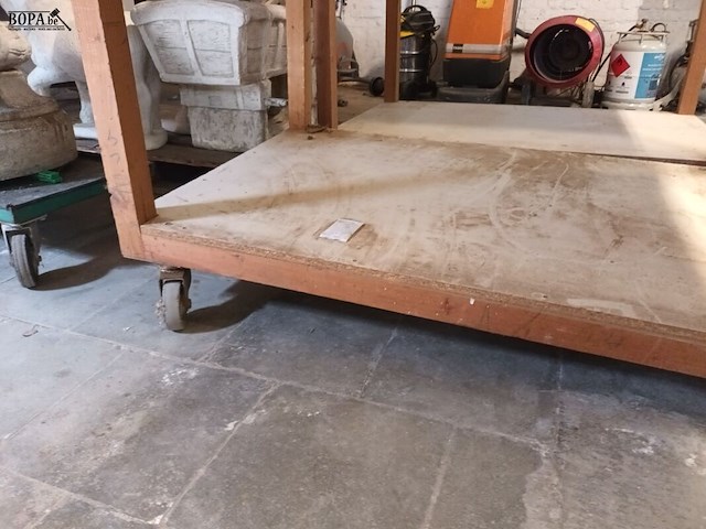Lot 100 - houten mobiele werktafel - afbeelding 3 van  3