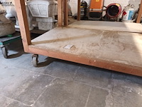 Lot 100 - houten mobiele werktafel - afbeelding 3 van  3