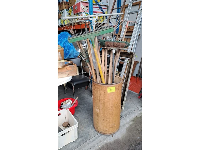Lot 100 - houten ton met divers tuinmateriaal oa harken en borstels - - afbeelding 1 van  4