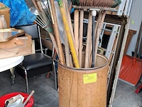 Lot 100 - houten ton met divers tuinmateriaal oa harken en borstels -