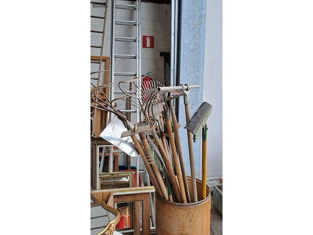 Lot 100 - houten ton met divers tuinmateriaal oa harken en borstels - - afbeelding 2 van  4