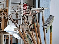 Lot 100 - houten ton met divers tuinmateriaal oa harken en borstels - - afbeelding 2 van  4