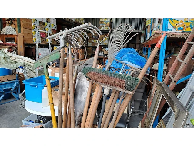 Lot 100 - houten ton met divers tuinmateriaal oa harken en borstels - - afbeelding 3 van  4