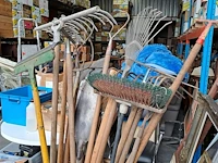 Lot 100 - houten ton met divers tuinmateriaal oa harken en borstels - - afbeelding 3 van  4
