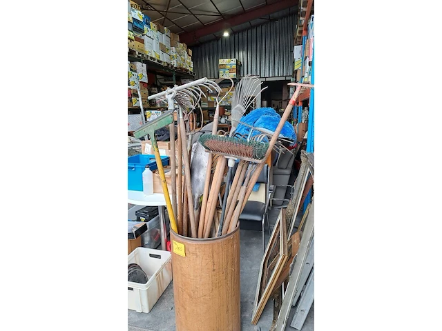 Lot 100 - houten ton met divers tuinmateriaal oa harken en borstels - - afbeelding 4 van  4