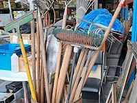 Lot 100 - houten ton met divers tuinmateriaal oa harken en borstels - - afbeelding 4 van  4