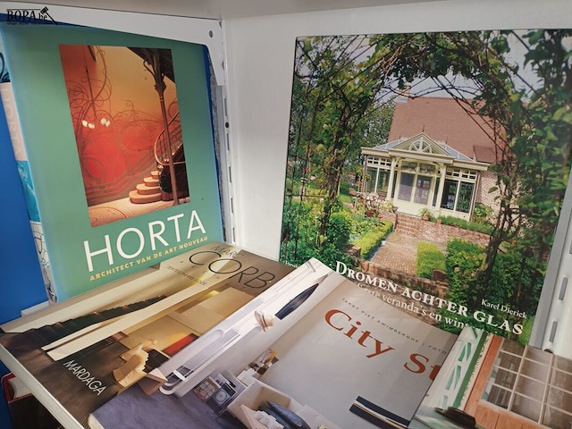 Lot 100 - interieur boeken. 7 stuks - afbeelding 2 van  5