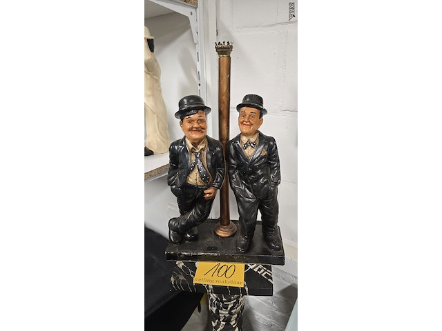 Lot 100 - laurel & hardy beeld - afbeelding 1 van  2