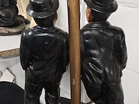 Lot 100 - laurel & hardy beeld - afbeelding 2 van  2