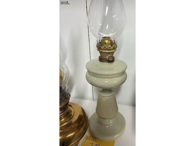 Lot 100 - lot antieke olielampen - 3 stuks - afbeelding 4 van  4