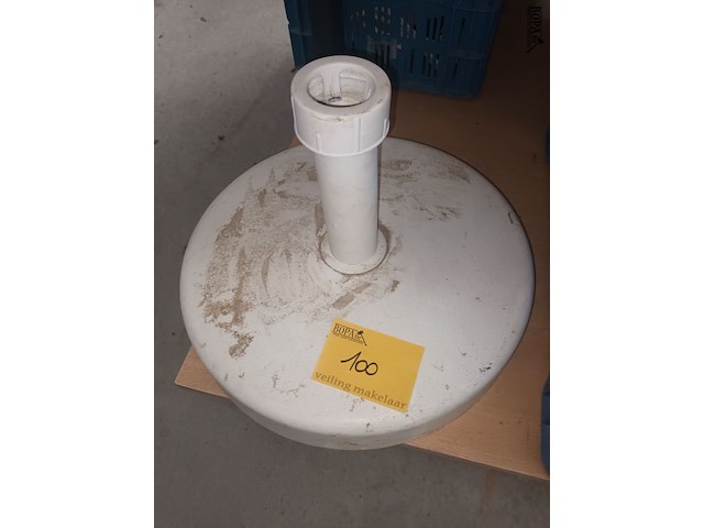 Lot 100 - parasolvoet - afbeelding 1 van  2